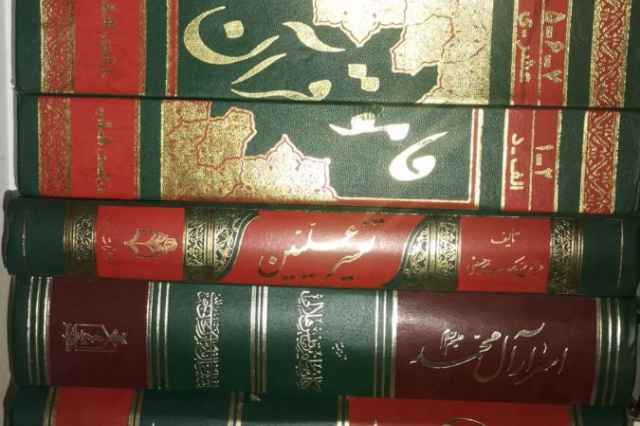 بيش از 150جلدانواع كتابهاي مذهبي وتاريخي حوزه ودانشگاه
